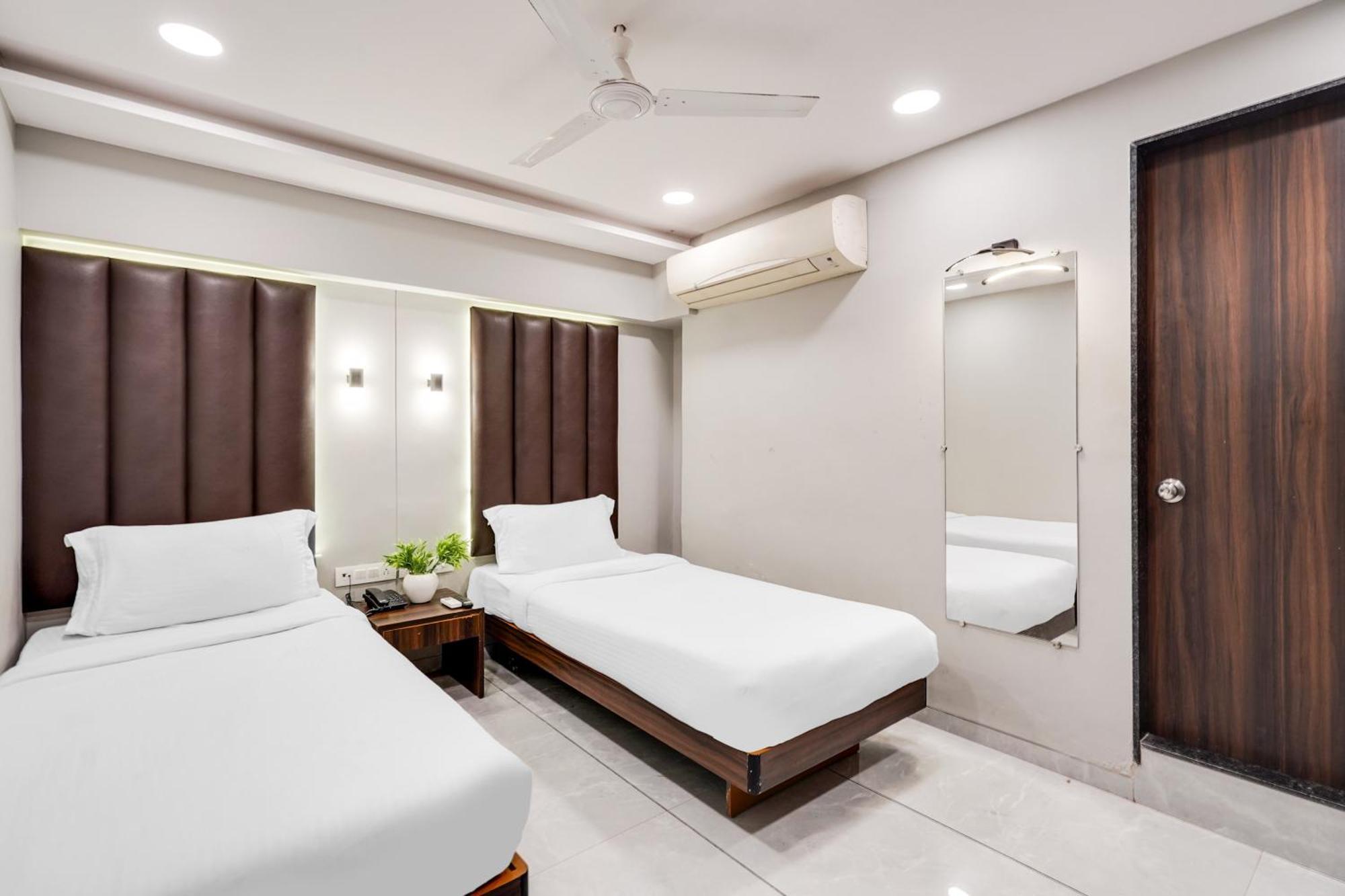 Palette Country Club Surat Hotel Exterior foto