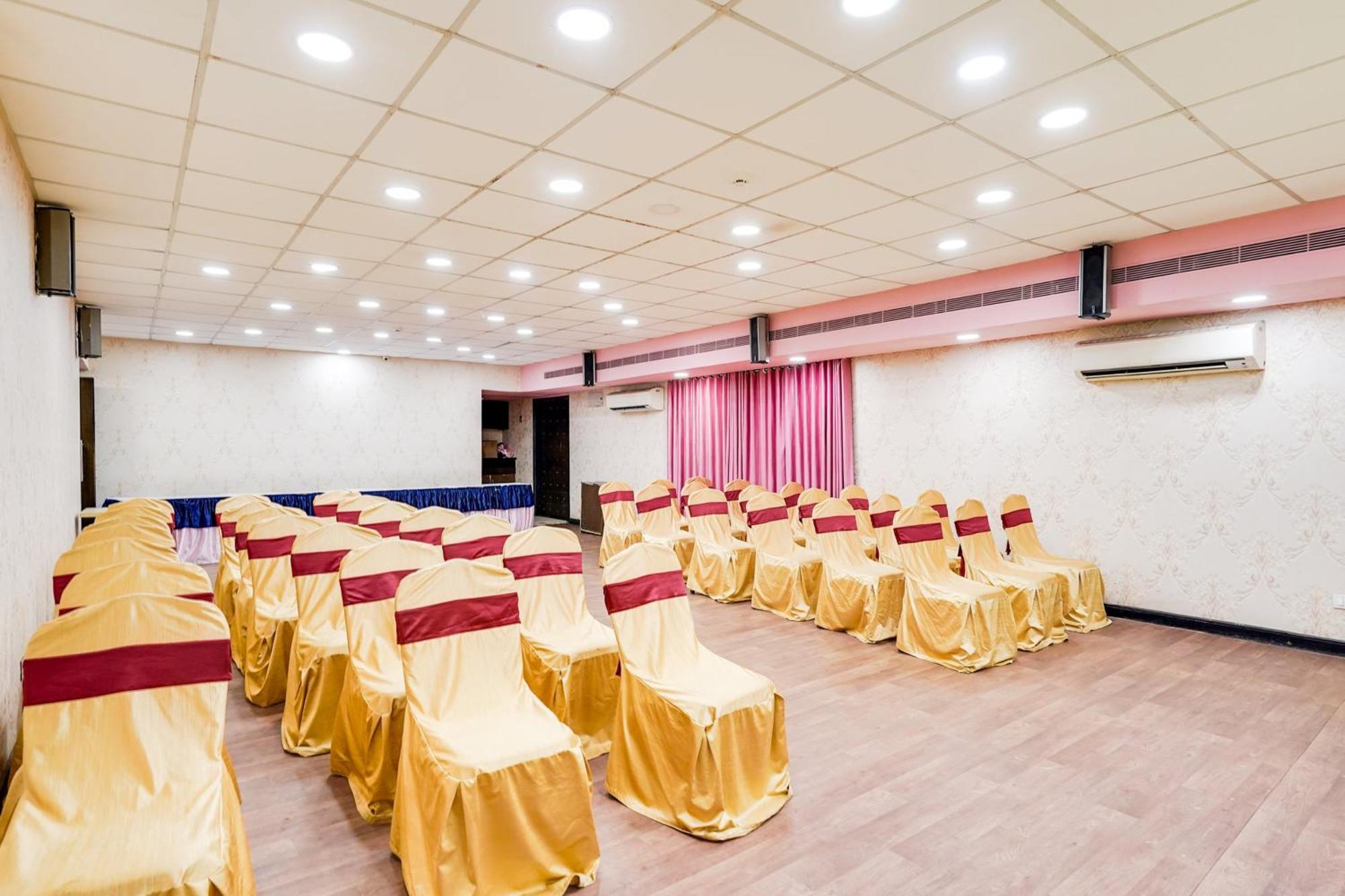 Palette Country Club Surat Hotel Exterior foto