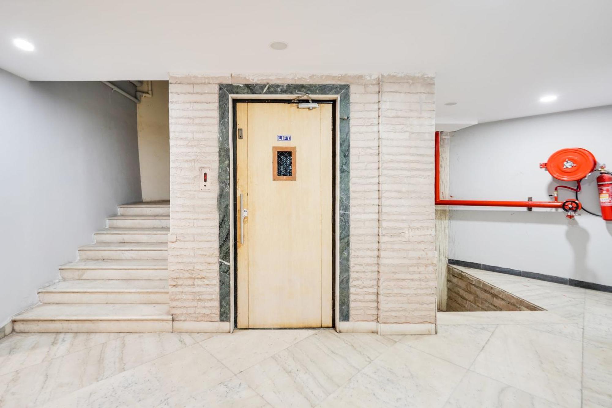 Palette Country Club Surat Hotel Exterior foto