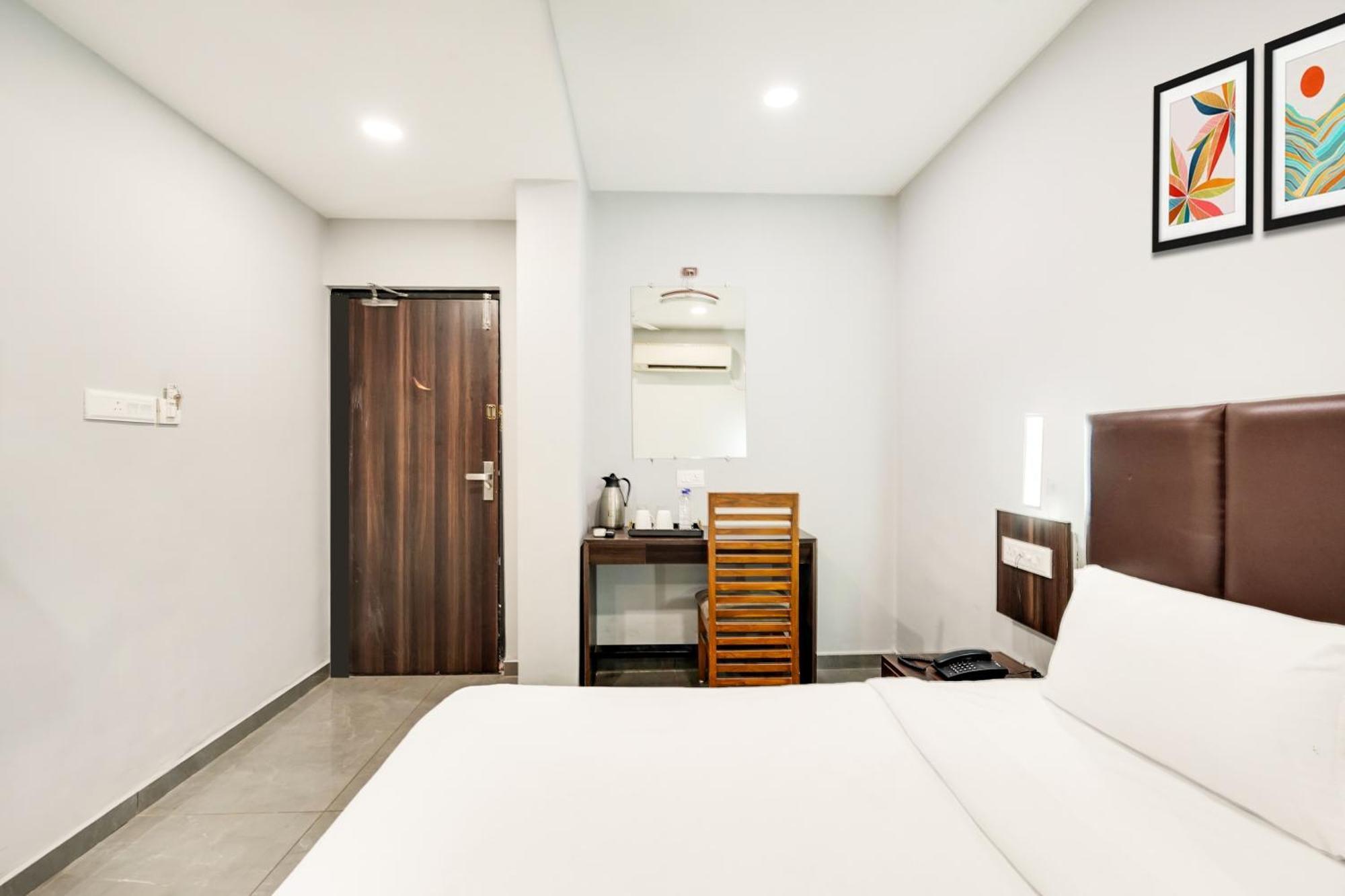 Palette Country Club Surat Hotel Exterior foto