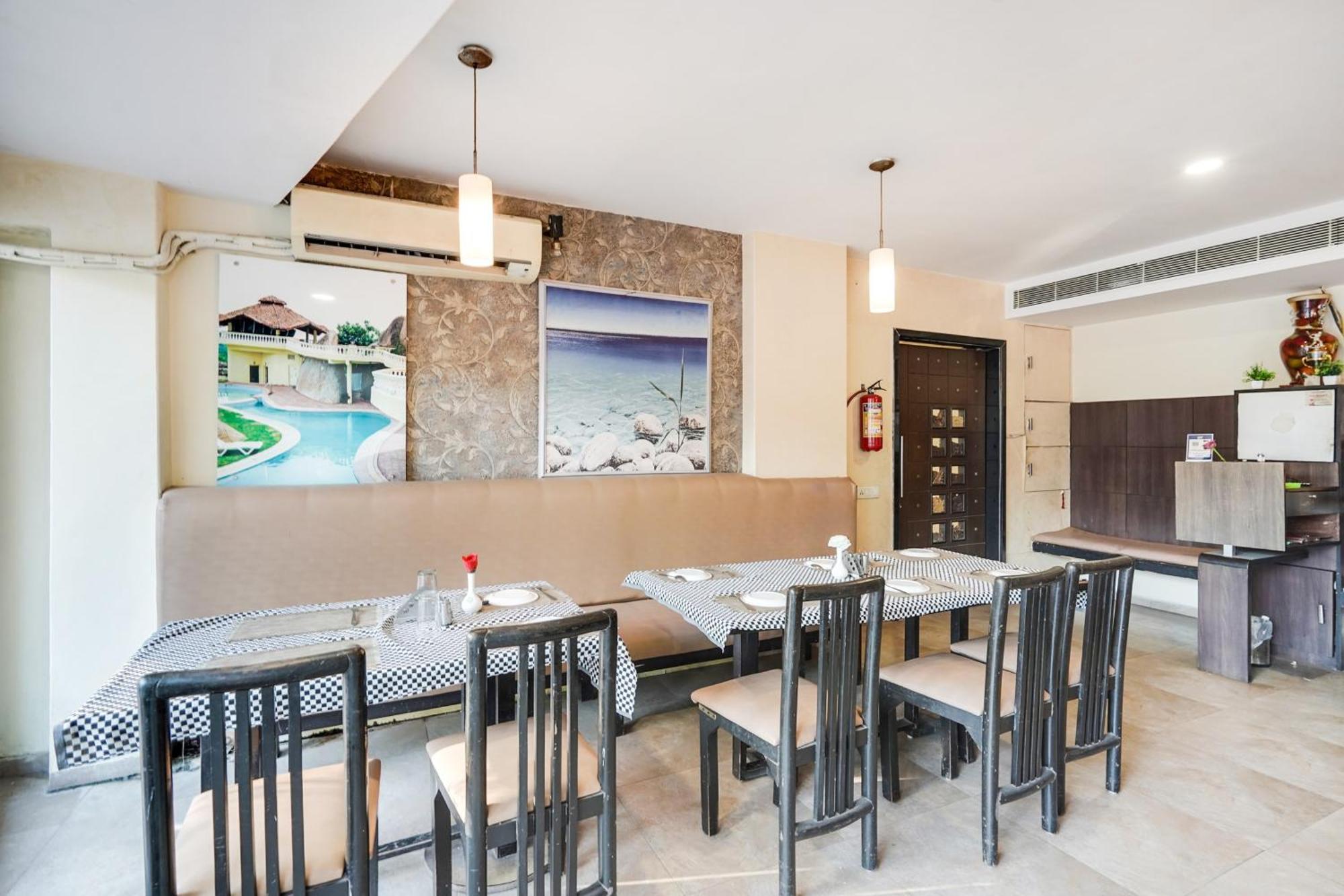 Palette Country Club Surat Hotel Exterior foto