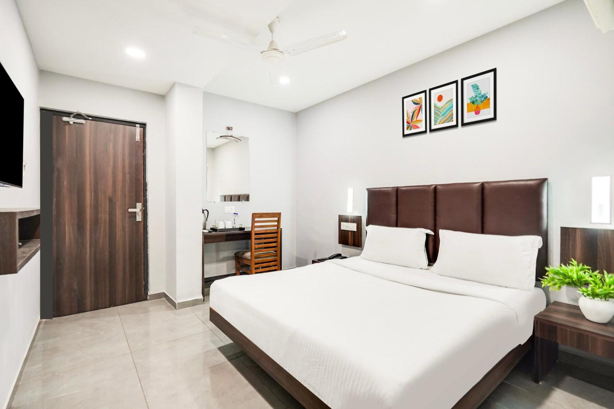 Palette Country Club Surat Hotel Exterior foto
