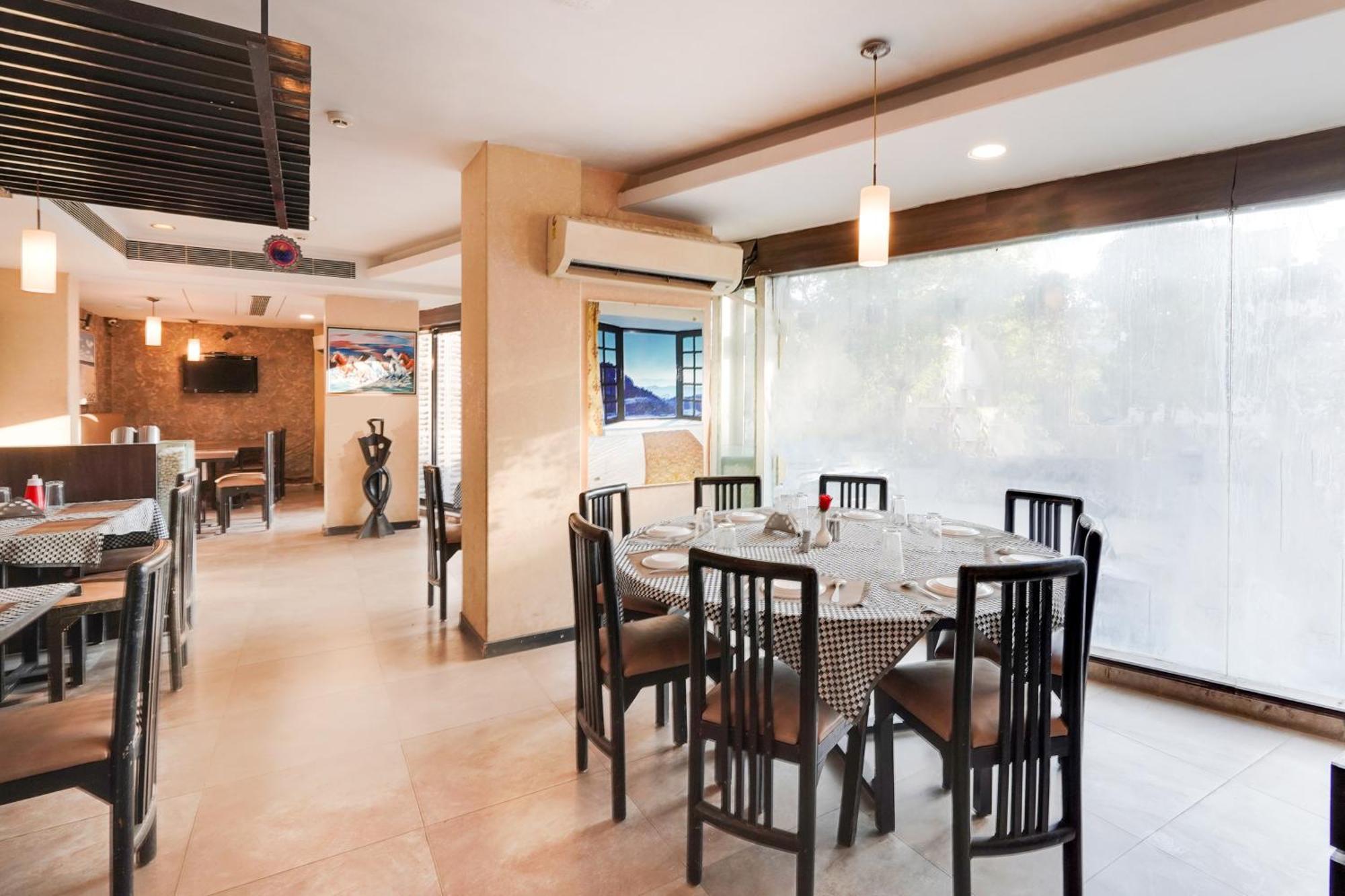 Palette Country Club Surat Hotel Exterior foto