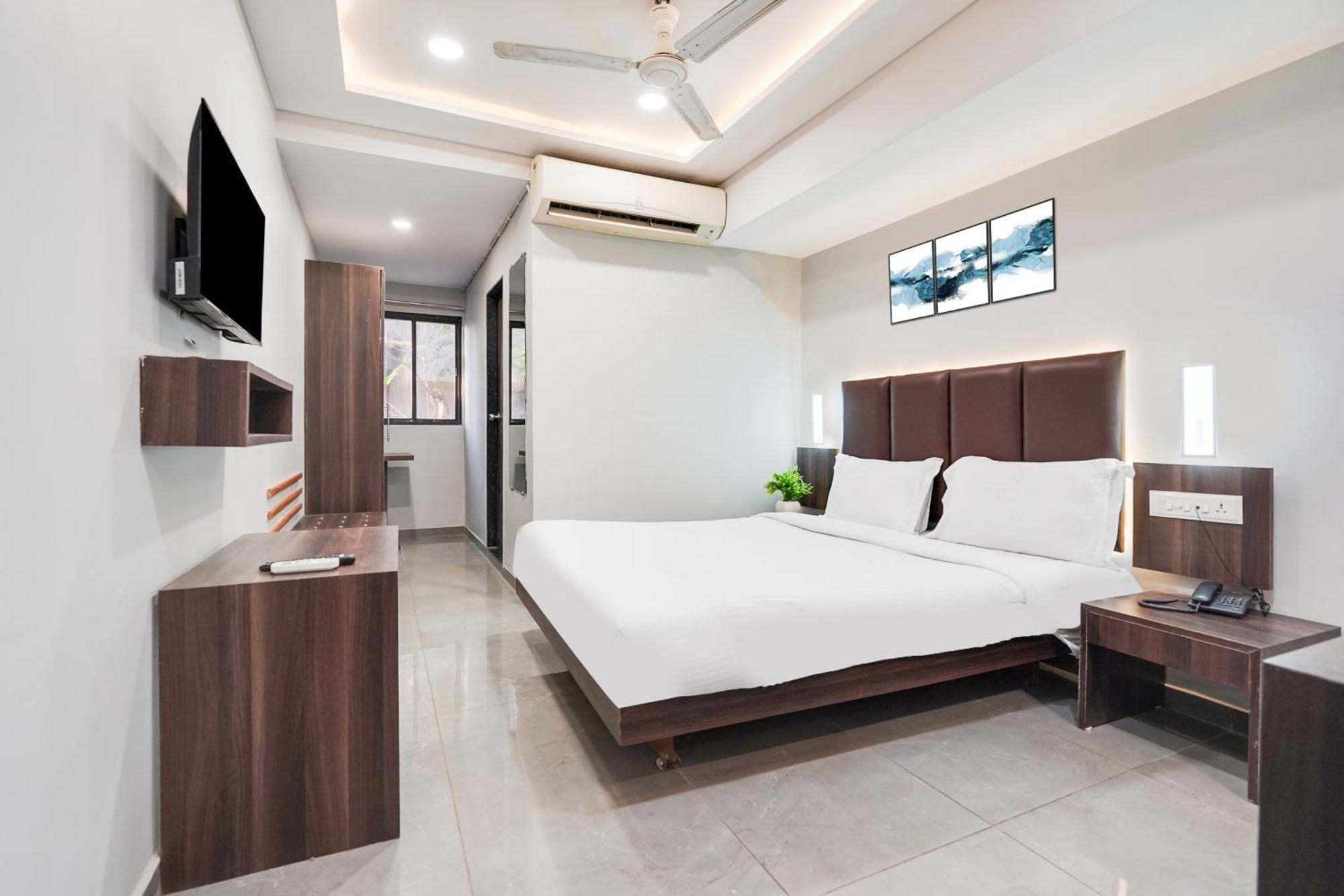Palette Country Club Surat Hotel Exterior foto