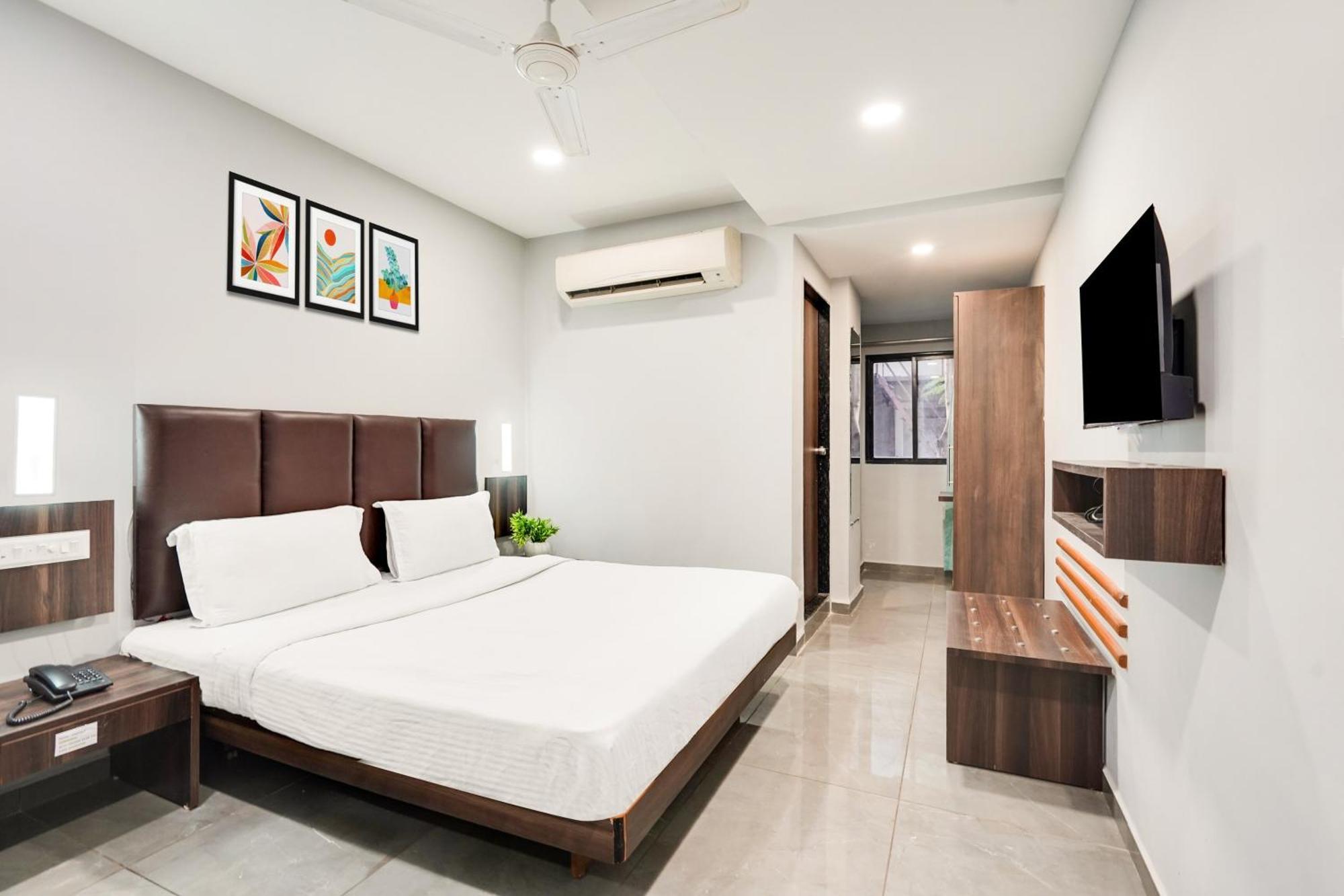 Palette Country Club Surat Hotel Exterior foto