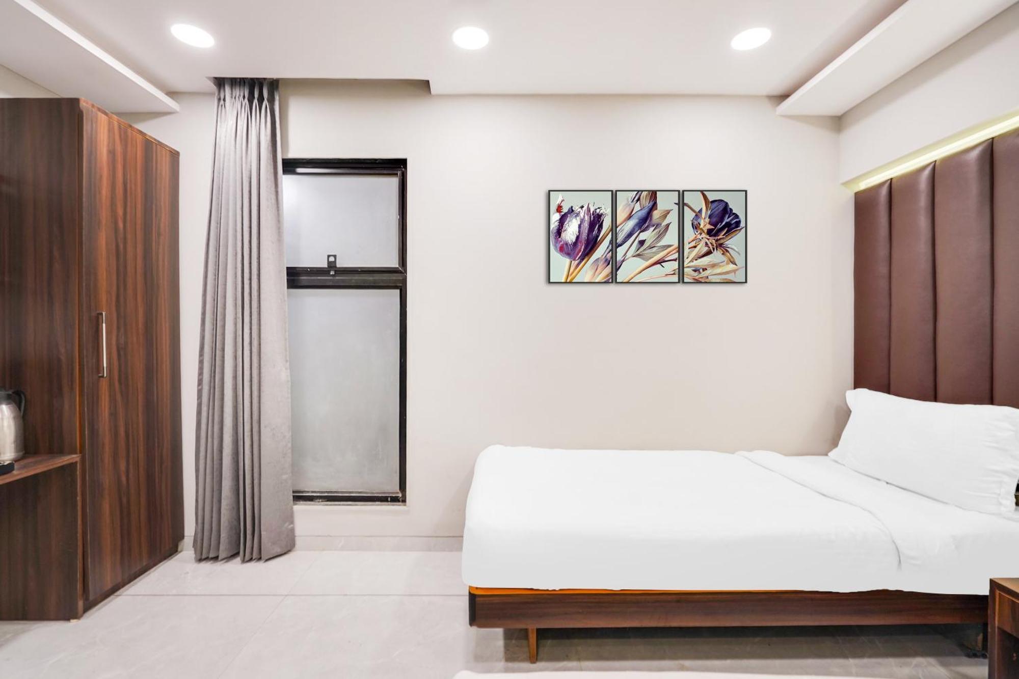Palette Country Club Surat Hotel Exterior foto