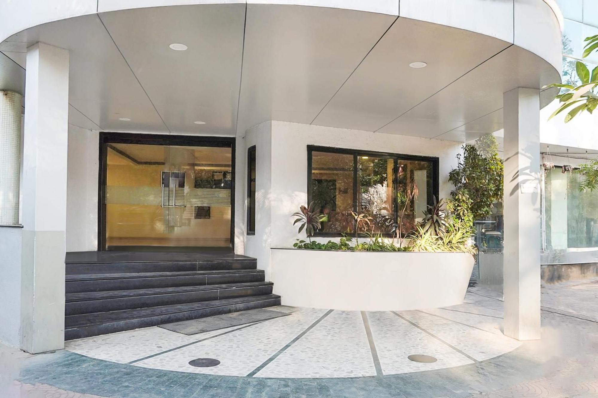 Palette Country Club Surat Hotel Exterior foto